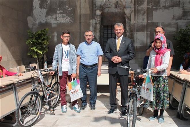 YAZ KUR´AN KURSU ETKİNLİKLERİNİN FİNALLERİ BURUCİYE MEDRESESİNDE GERÇEKLEŞTİ