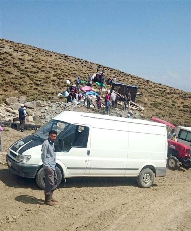 Traktörün devrilmesi sonucu 2 kişi yaralandı