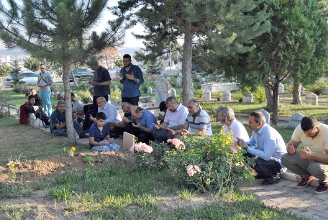 OSMAN SEÇiLMiŞ kabri başında anıldı