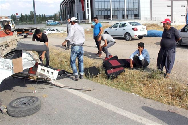 Hurdaya dönen aracın başında dakikalarca bekledi