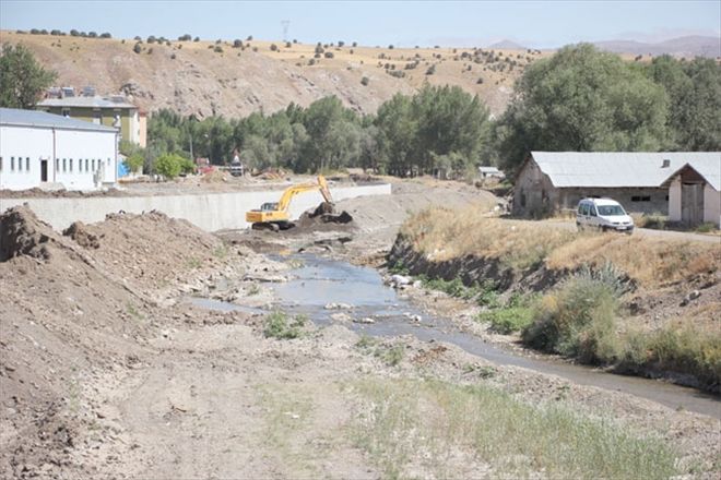 Kızılırmak taşkın koruma inşaatı sürüyor