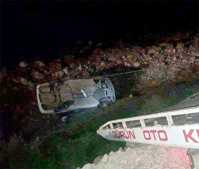 Otomobil uçuruma yuvarlandı: 3 yaralı
