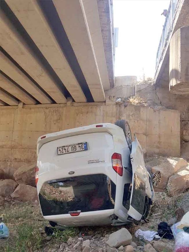 Otomobil köprüden aşağı düştü: 4 yaralı