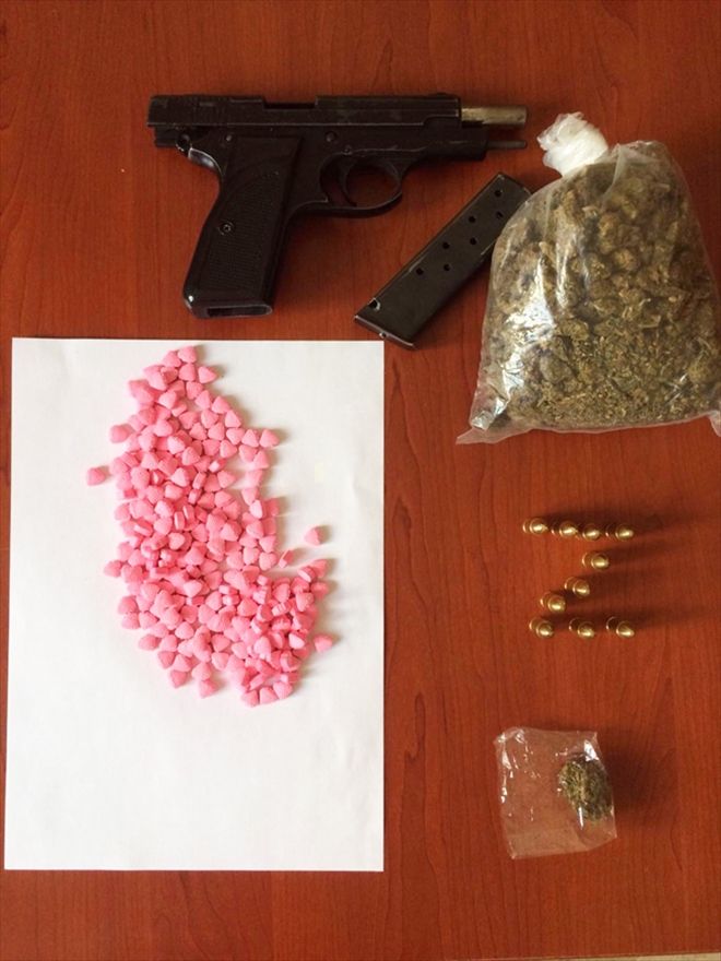 234 uyuşturucu hap 124 gram esrar ele geçirildi 