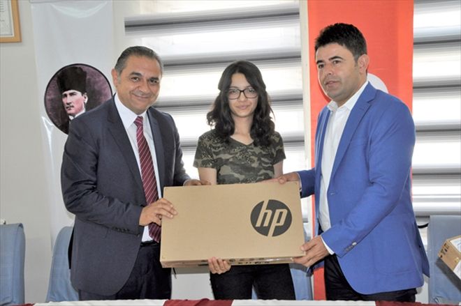 Milletvekili Boyraz´an başarılı öğrencilere bilgisayar