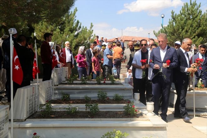Şehitlikte hüzünlü bayram
