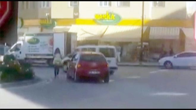 Otomobilini yol ortasında bırakarak alışveriş yaptı