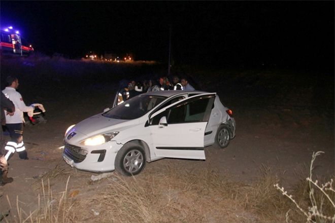OTOMOBİL TARLAYA UÇTU