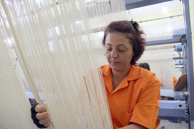 Kadın mahkumlar cezaevinde halı dokuyor