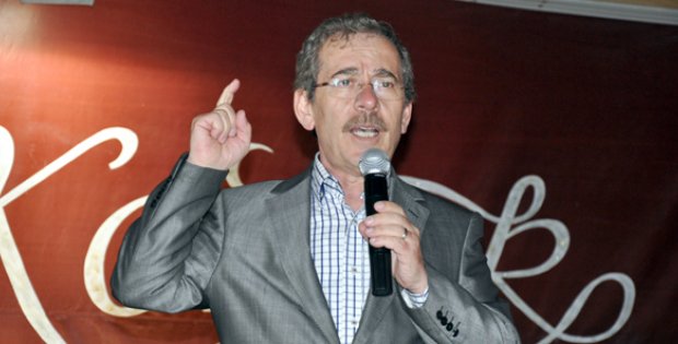 Başbakana diz çöktürdüler