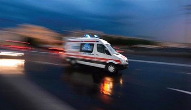 Ticari araç otomobil ile çarpıştı: 3 yaralı