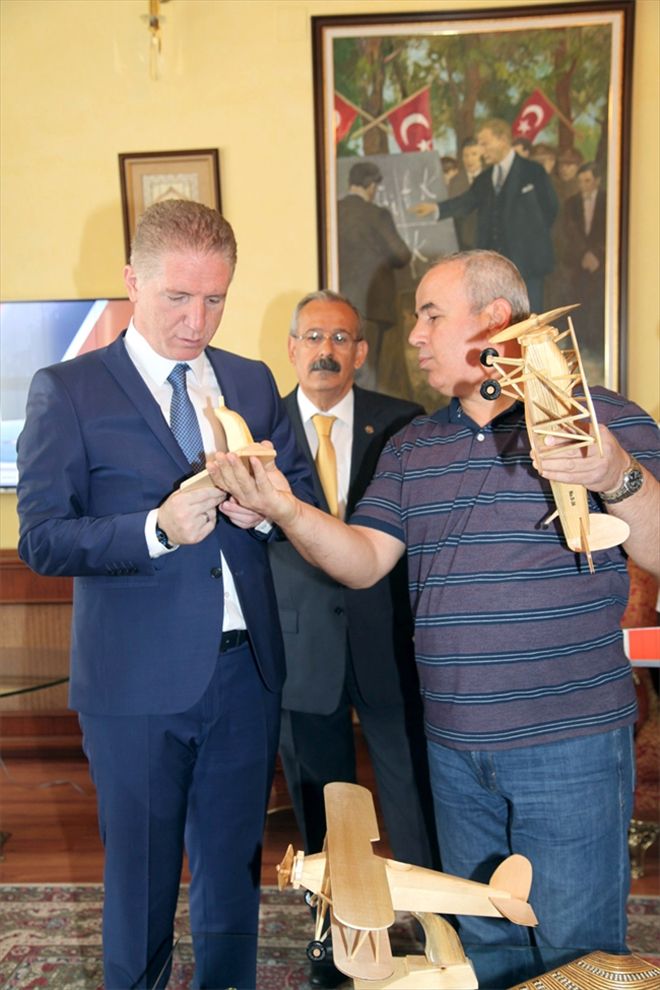 Vali Gül model uçakları inceledi