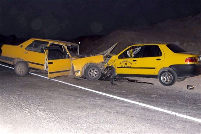 İKİ TİCARİ TAKSİ ÇARPIŞTI: 5 YARALI