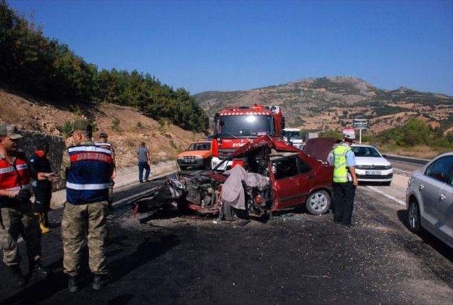 Otomobil ile hafif ticari araç çarpıştı