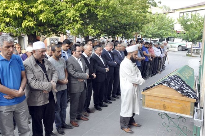 BAKAN YILMAZ, CENAZE TÖRENİNE KATILDI