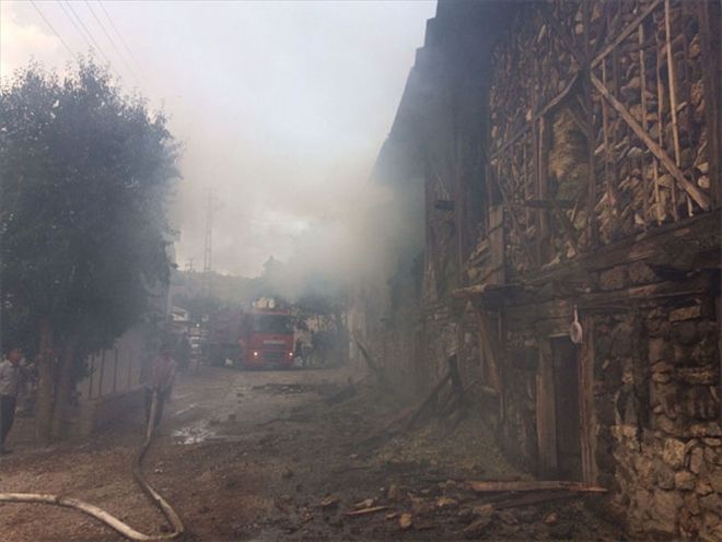 Yangında bir ev ile 3 ahır kül oldu