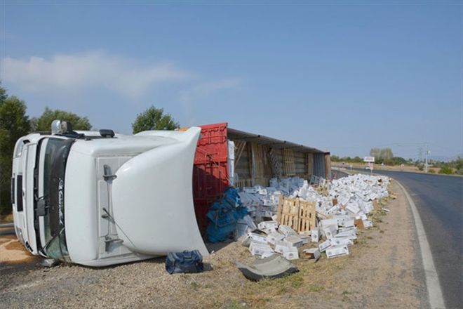 Okullara üzüm taşıyan tır devrildi: 1 yaralı