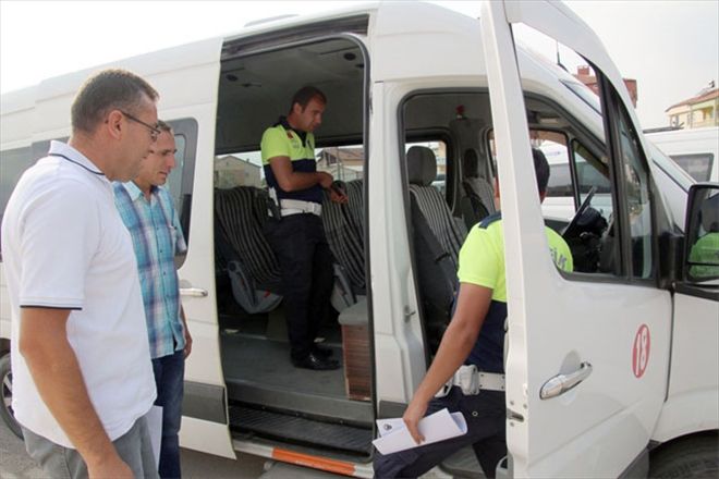 Polis okul servis araçlarını denetledi