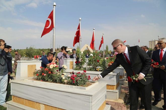 TOPRAK UĞRUNDA ÖLEN VARSA VATANDIR