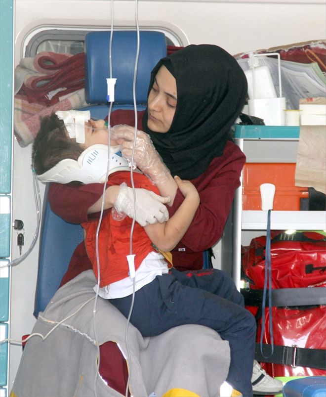 Sağlık görevlisinden Yaralı çocuğa anne şefkati