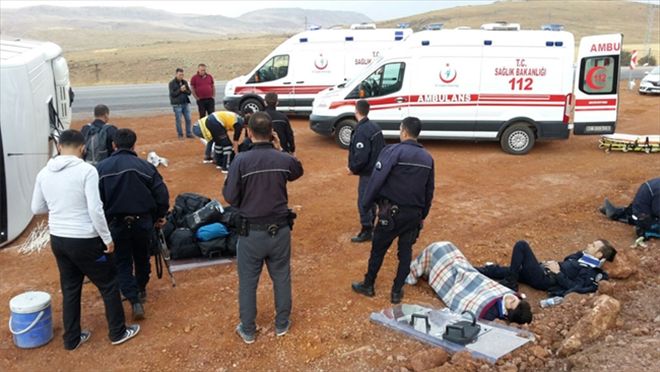 Polisleri taşıyan midibüs devrildi: 7 yaralı