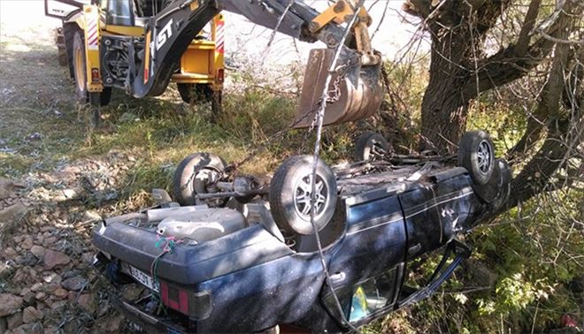 Otomobil menfeze devrildi: 1 yaralı
