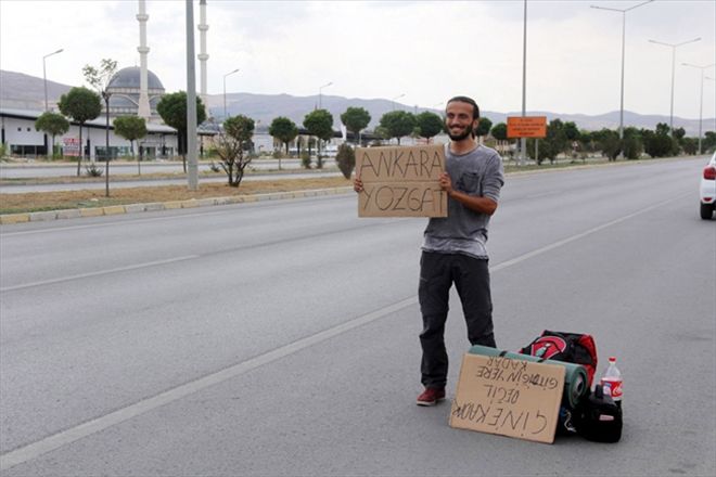 Otostop yaparak Türkiye´yi geziyor
