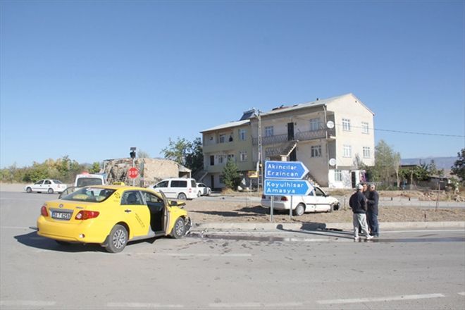 İki otomobil çarpıştı: 8 yaralı