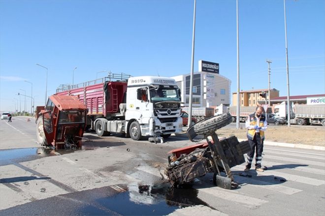 Tır traktörü ikiye böldü