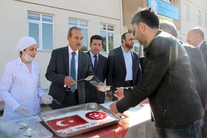 Rektör Yıldız  aşure dağıttı
