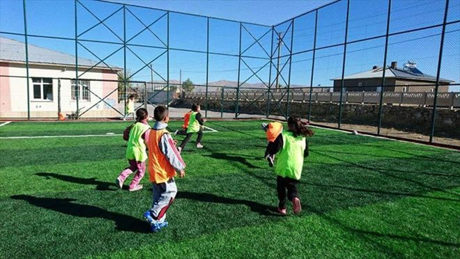 Ulaş´ta halı saha hizmete açıldı