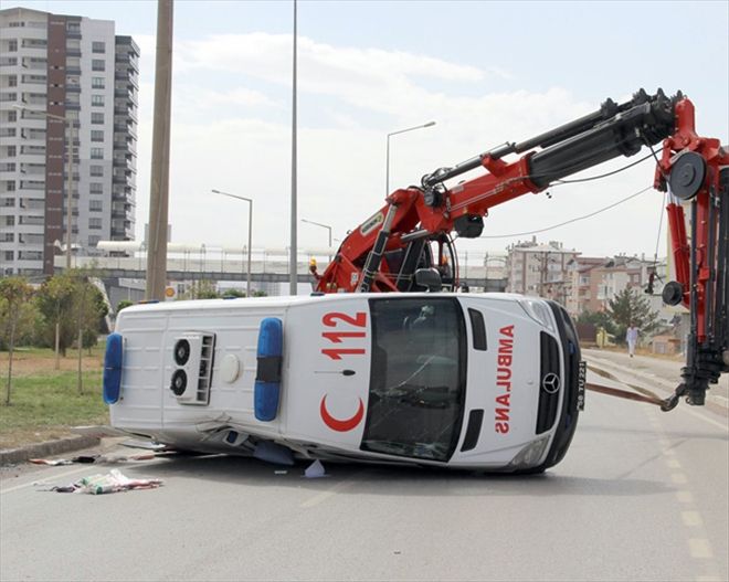 Genç sağlık görevlisi kazada hayatını kaybetti 