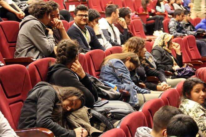UYUŞTURUCU KONFERANSINDA ÖĞRENCİLER UYU(Ş)DU