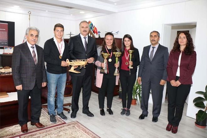 Altınsoy, dereceye giren öğrencileri tebrik etti