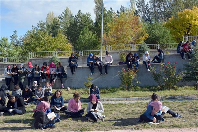 Okul bahçesinde kitap okudular