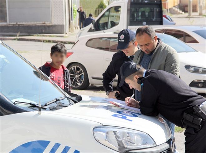 Kaçırdığı arabayla okula giderken kaza yaptı 