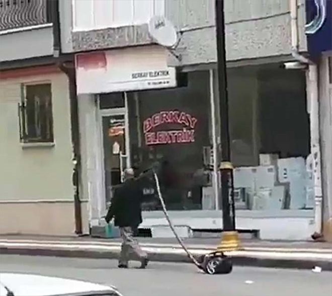 Elektrikli süpürgeyi sokakta gezdirdi