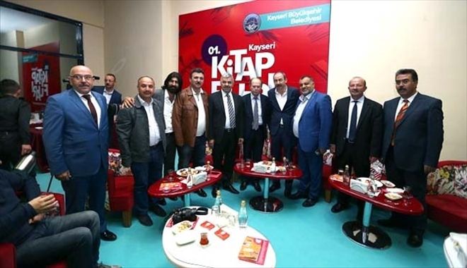 Vali Davut Gül Kayseri´de kitap fuarını gezdi