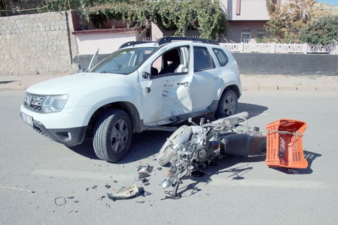 Motosiklet otomobile çarptı