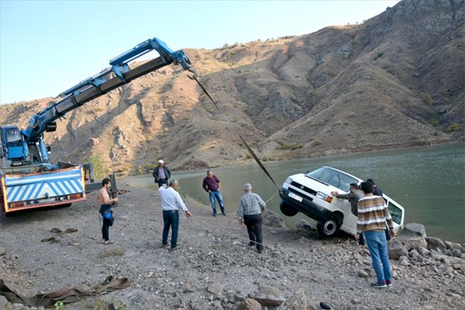 Park halindeki minibüs baraj gölüne düştü