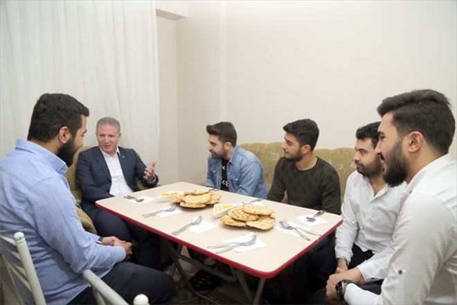 Vali Gül öğrenci sofrasına misafir oldu