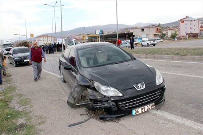 Aynı yönde giden traktör ile otomobil çarpıştı