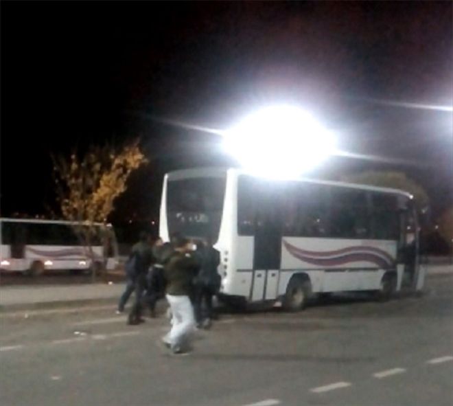 Yolda kalan midibüsü öğrenciler itti