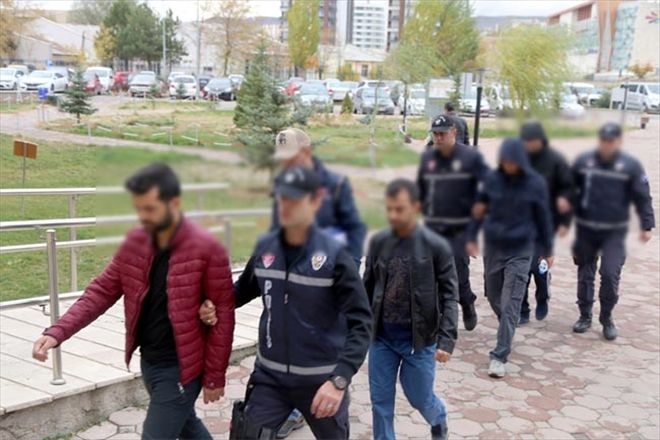 5 şüpheliden 2´si FETÖ´den tutuklandı