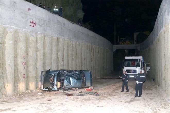 Otomobil alt geçit inşaatına uçtu