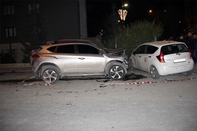 Park halindeki araçlara çarpan otomobil 2 yayayı ezdi 