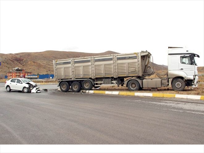 Demirçelik kavşağında otomobille tır çarpıştı: 5 yaralı