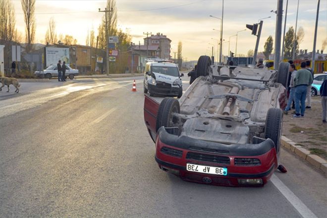 İki ayrı kazada 2´si polis 9 kişi yaralandı