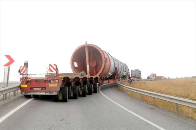 Bariyerlere sıkışan tır  3 SAATTE KURTARILDI