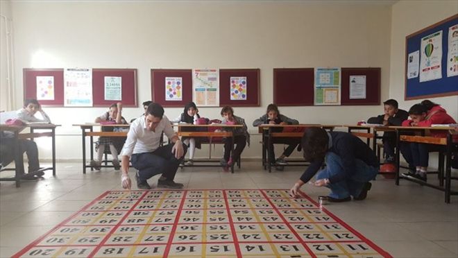 Matematiği sınıfın zeminine çizerek öğretiyor